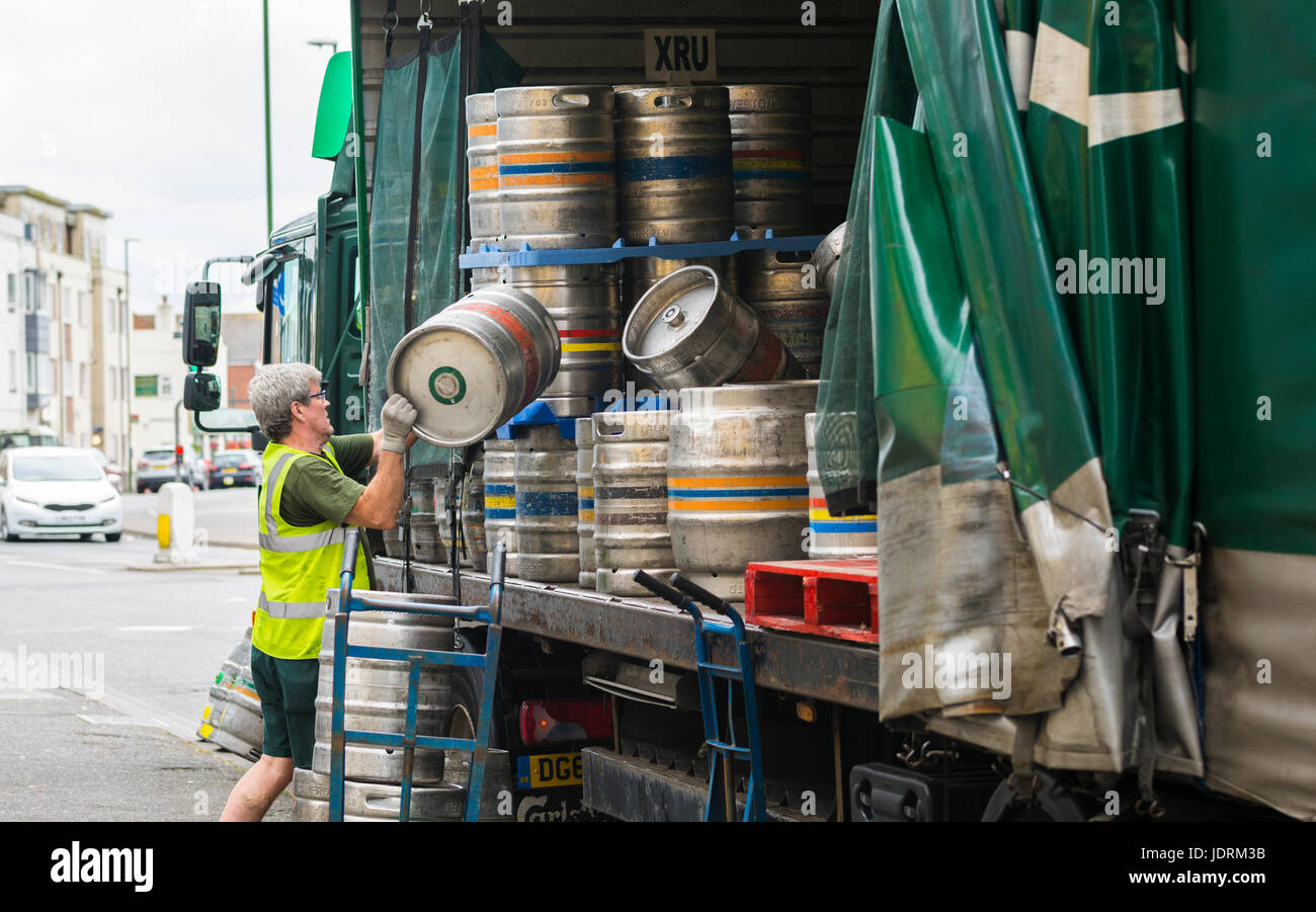 Fässer Bier in einer Kneipe in Großbritannien zu liefern. Stockfoto