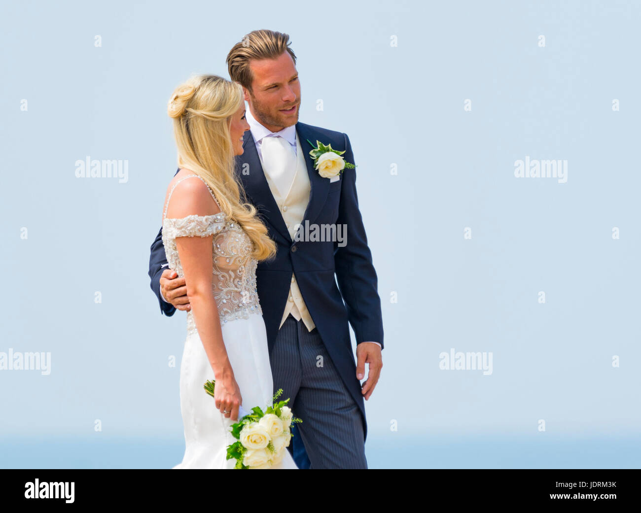 Braut und Bräutigam an einem Strand mit Fotos für ihre Hochzeit. Ehepaar. Zu heiraten. Tag der Ehe. Stockfoto