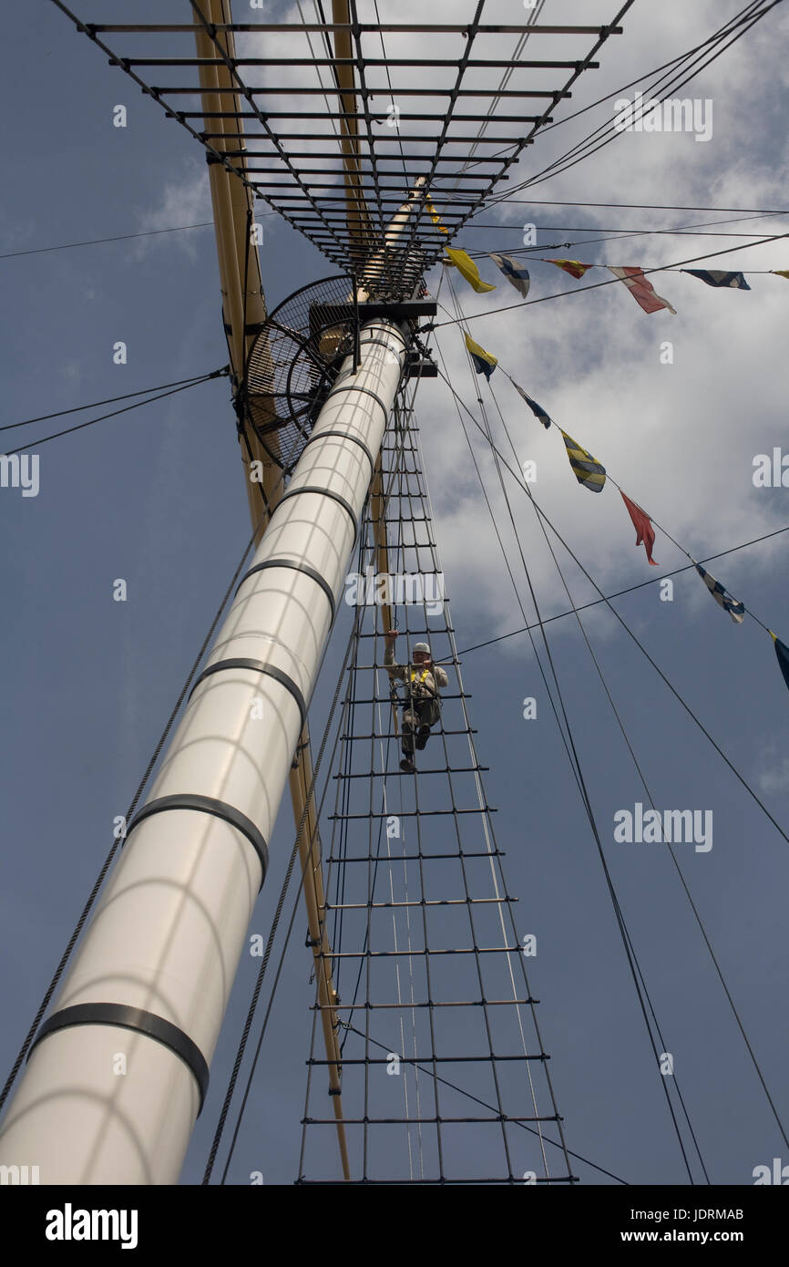 Hauptmast auf SS Great Britain mit passend gekleideten Besucher klettern Takelage Stockfoto