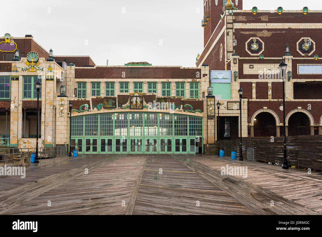Asbury Park, NJ--Schauen Sie 14. Juni 2017 Asbury Park Convention Hall an einem regnerischen Morgen früh. Nur zur redaktionellen Verwendung. Stockfoto