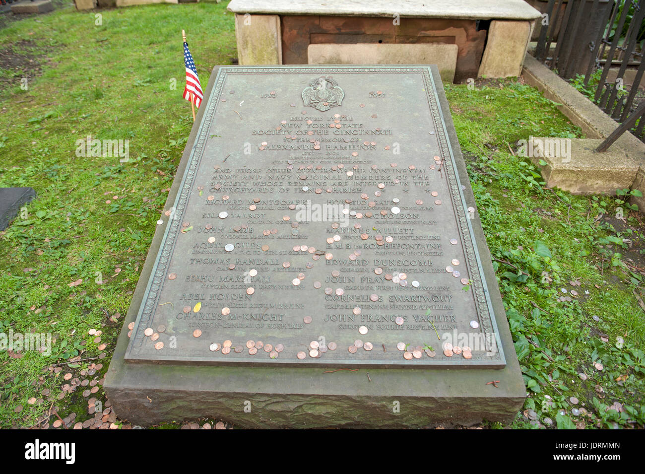 Ein Denkmal für Alexander Hamilton errichtet von der New York State Society of Cincinnati befindet sich in der Trinity Church Friedhof Hamilton begraben. Stockfoto