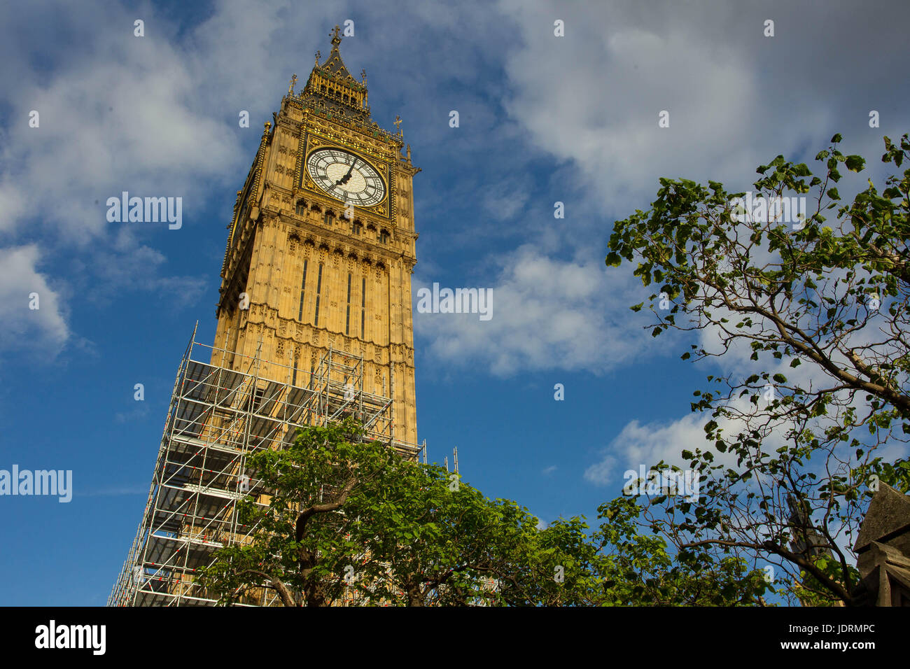 Gerüstbau wurde um den Elizabeth Turm beherbergt die Glocke Big Ben am Palace of Westminster errichtet. Stockfoto