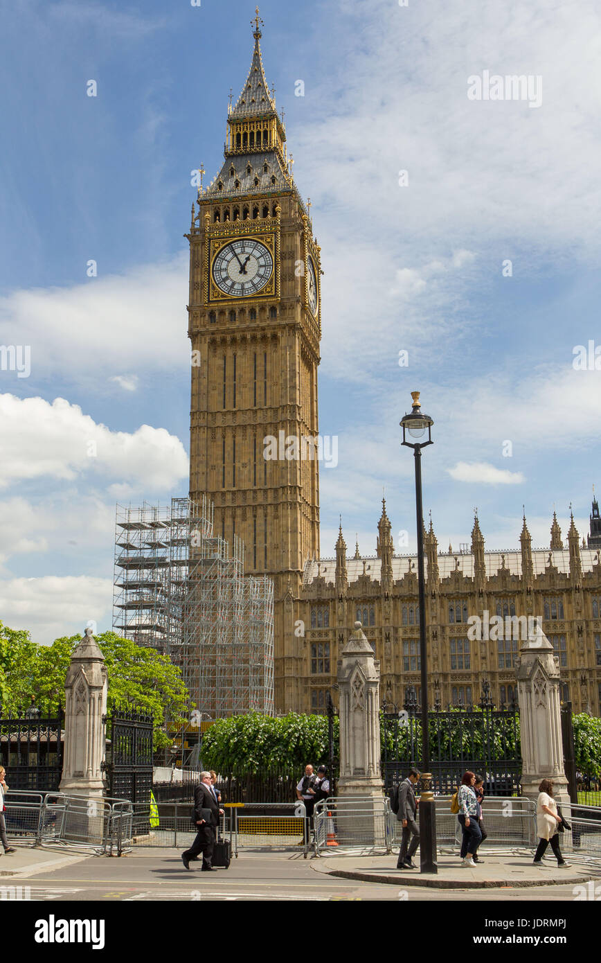 Gerüstbau wurde um den Elizabeth Turm beherbergt die Glocke Big Ben am Palace of Westminster errichtet. Stockfoto