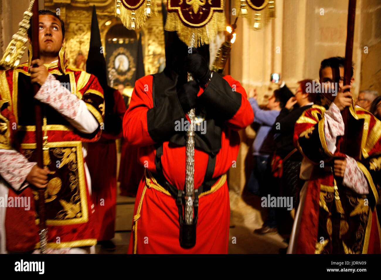 Ministranten und Büßer während der Karwoche in Baeza, Provinz Jaen, Andalusien, Spanien Stockfoto