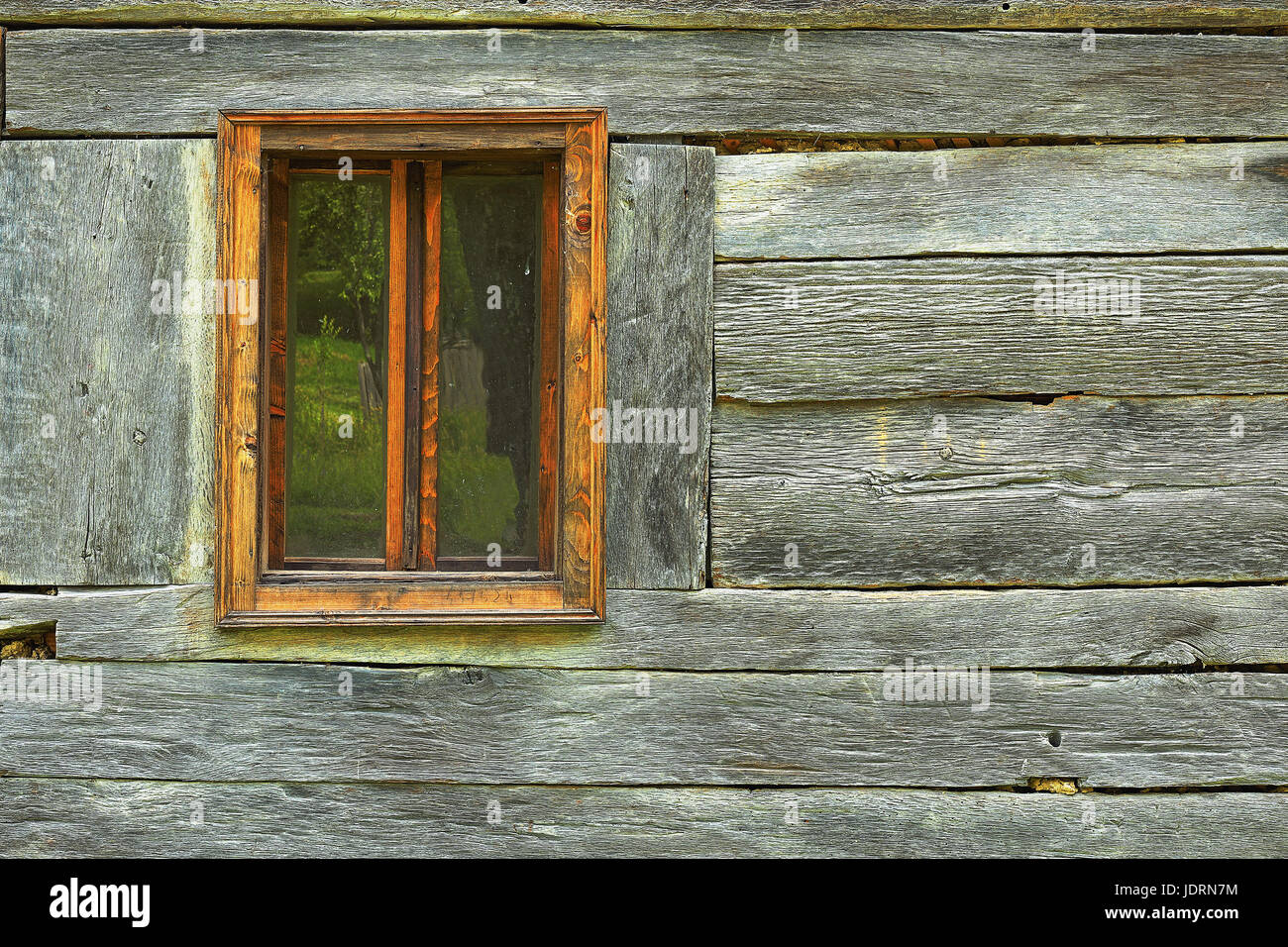 Fenster auf alten rumänischen traditionellen Haus, strukturelle Bild der Holzfassade Stockfoto