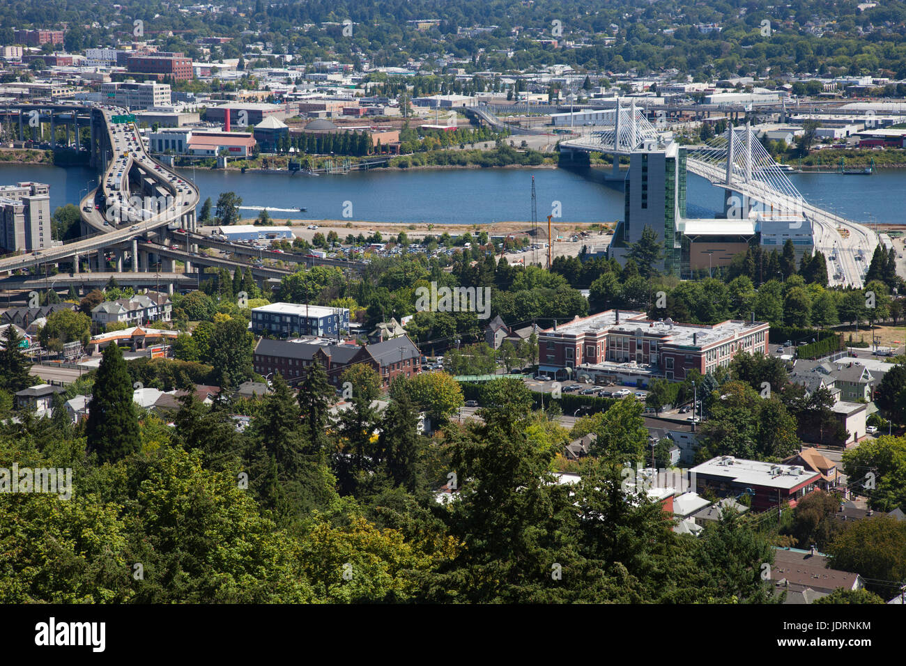 Amerika, Bundesstaat Oregon, Stadt von Portland, Übersicht mit Willamette River, Marquam Bridge (links) und Tillkum Crossing Bridge (rechts) Stockfoto