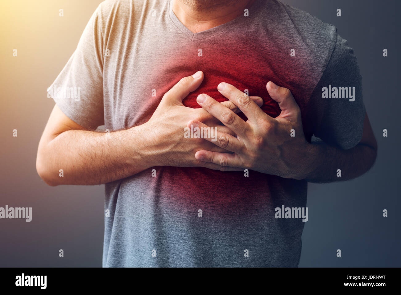 Männchen mit Herzinfarkt oder Herz brennen-Zustand, Gesundheit und Medizin-Konzept Stockfoto