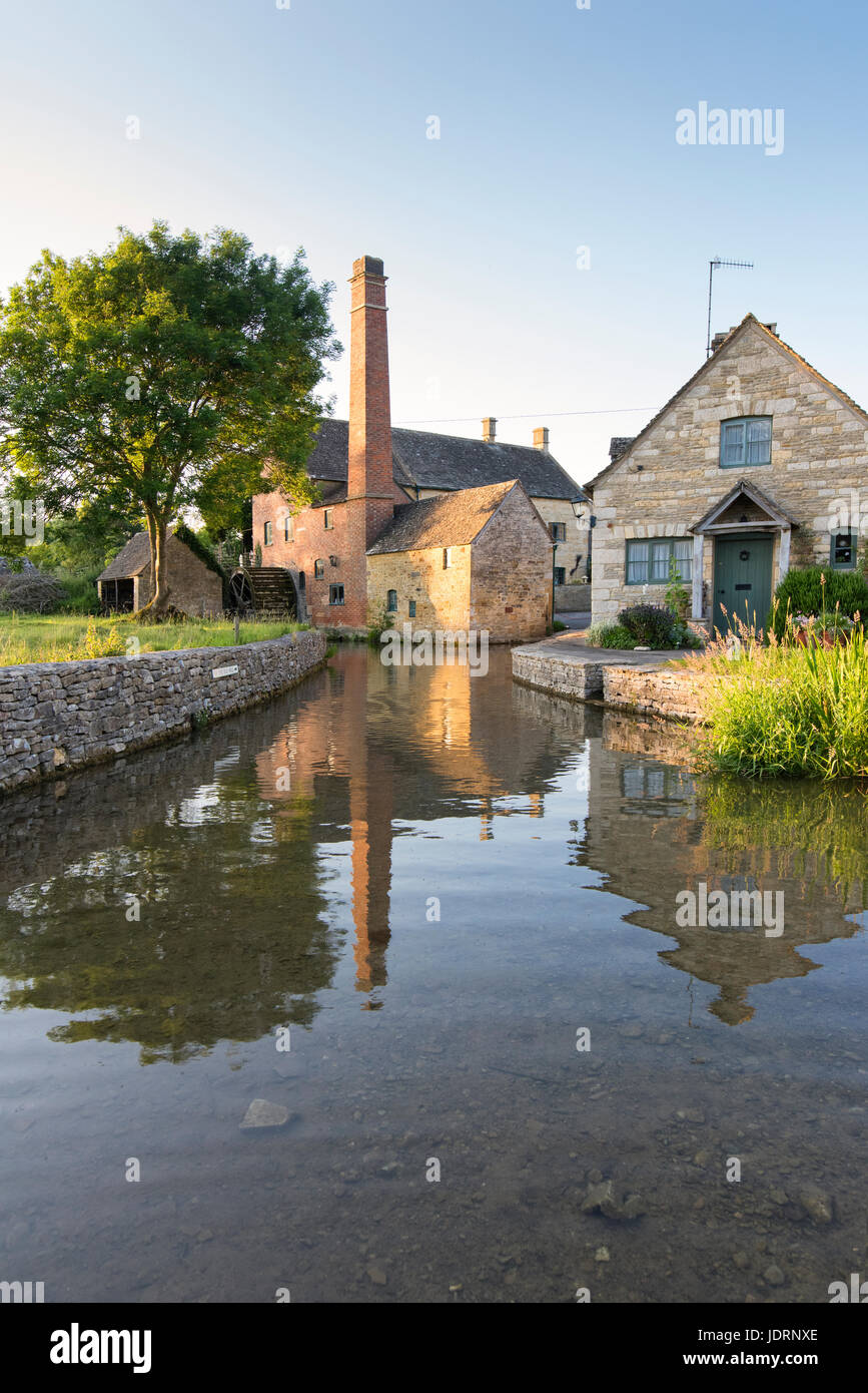 Die alte Mühle und der Fluss-Auge mit Reflexionen in Lower Slaughter in den späten Abend Juni Sonnenschein. Cotswolds, Gloucestershire, England Stockfoto