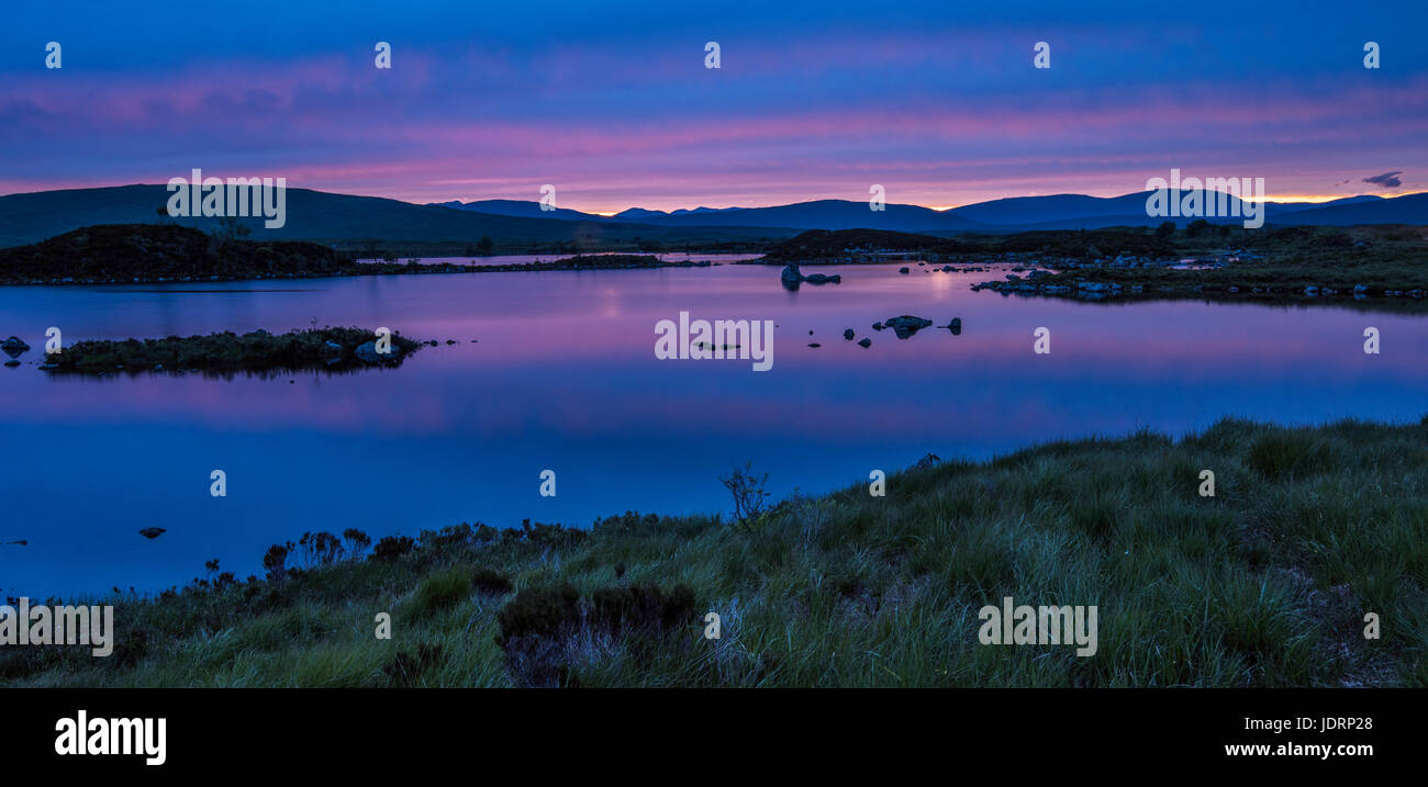 Reflexionen auf den späten Abend-Himmel über Mittsommer in der kleine man auf Rannoch Moor, in der Nähe von Glencoe in Schottisches Hochland Stockfoto