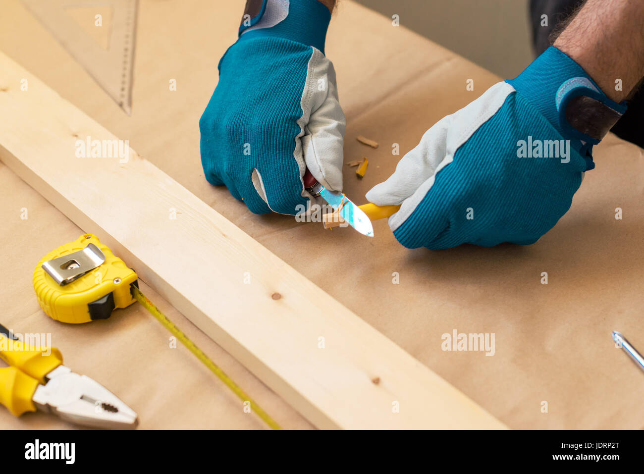 Bleistift mit Taschenmesser auf Holzarbeiten Workshoptisch, selektiven Fokus schärfen Handwerker Tischler Stockfoto