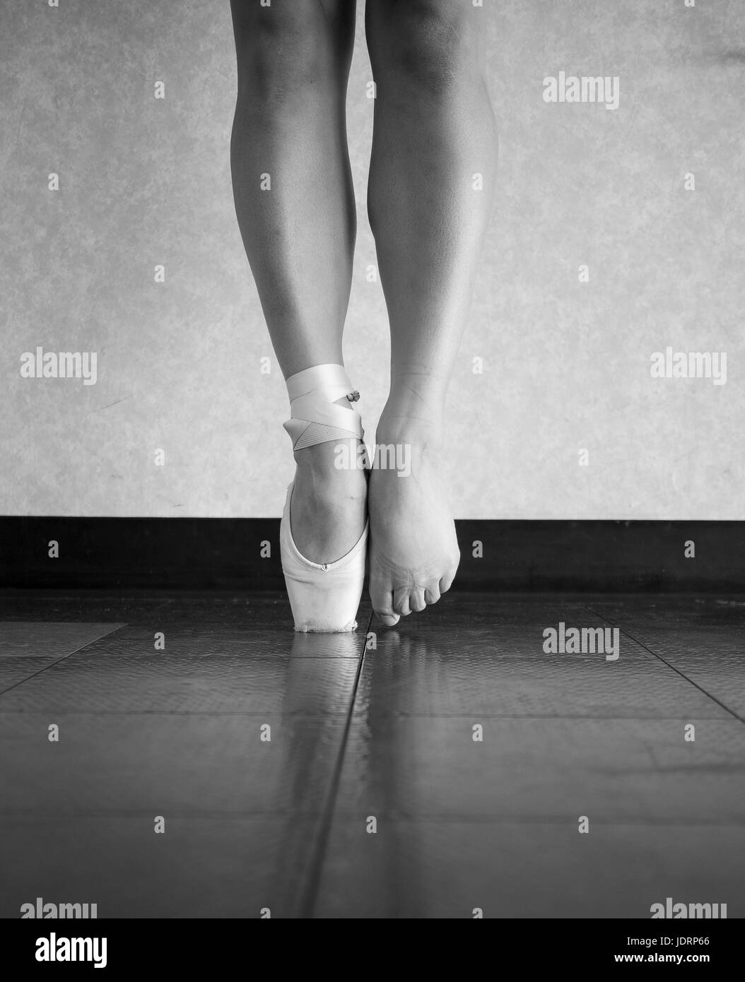 Schwarz / weiß-Version einer Ballerina Füße-hinter den Kulissen Stockfoto