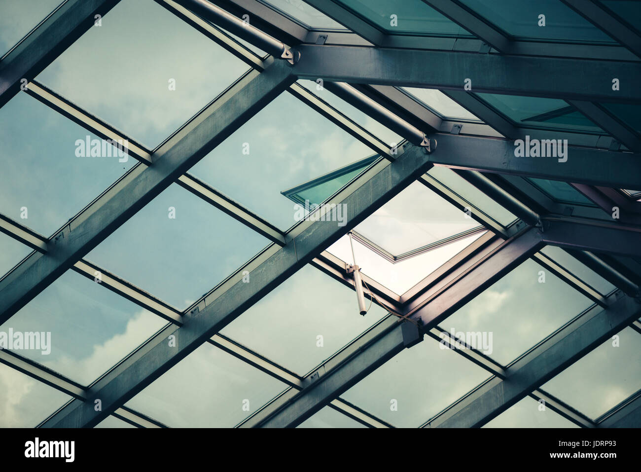 Oberlicht Glasdach mit offenen Fenster, architektonisches Merkmal detail Stockfoto