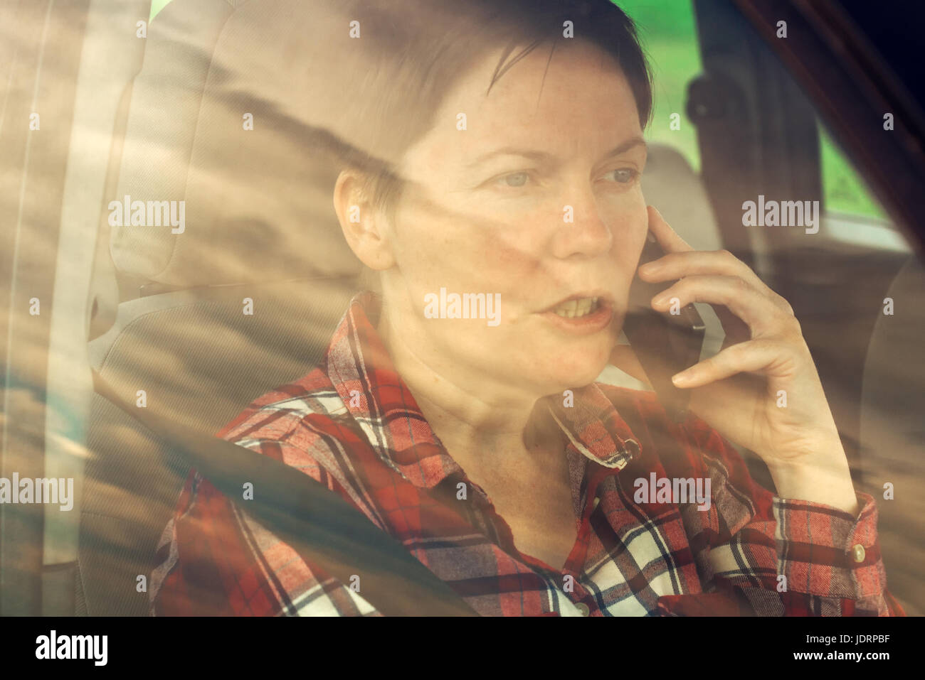 Besorgt Frau am Handy im Auto, betroffene Erwachsene kaukasischen weibliche Person während Telefongespräch Stockfoto