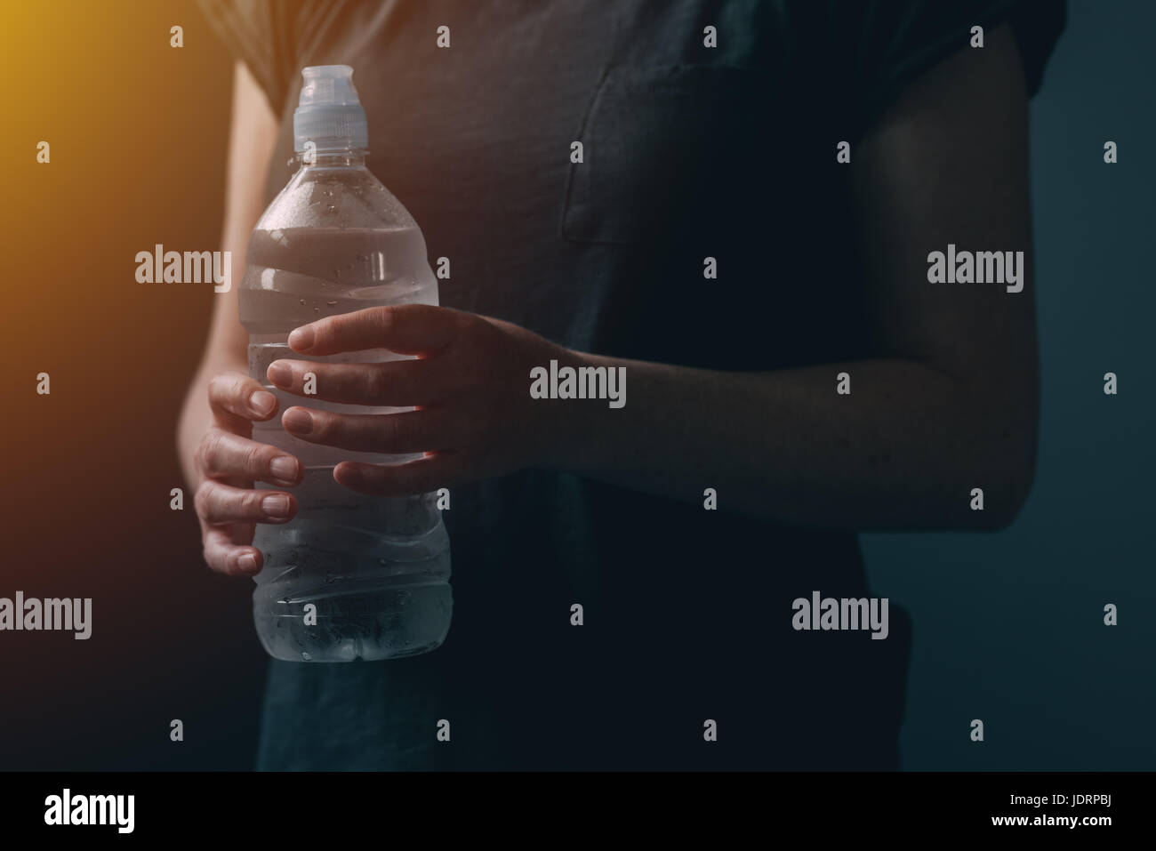Frau mit Flasche frisches Trinkwasser für Erfrischung und rehydratation Stockfoto