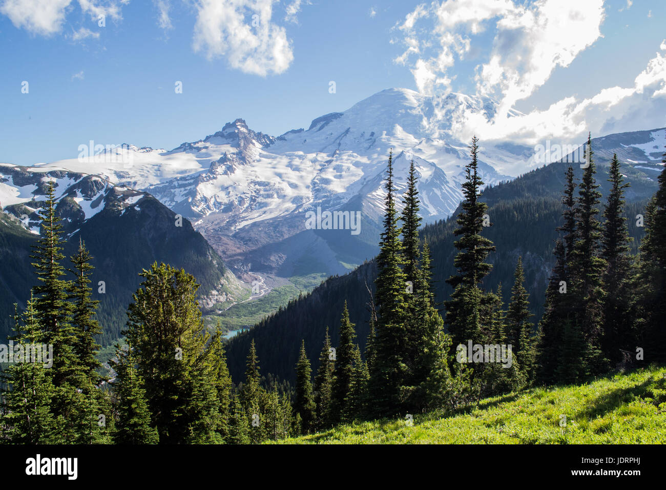 Sonnenbeschienenen Berggipfel Stockfoto