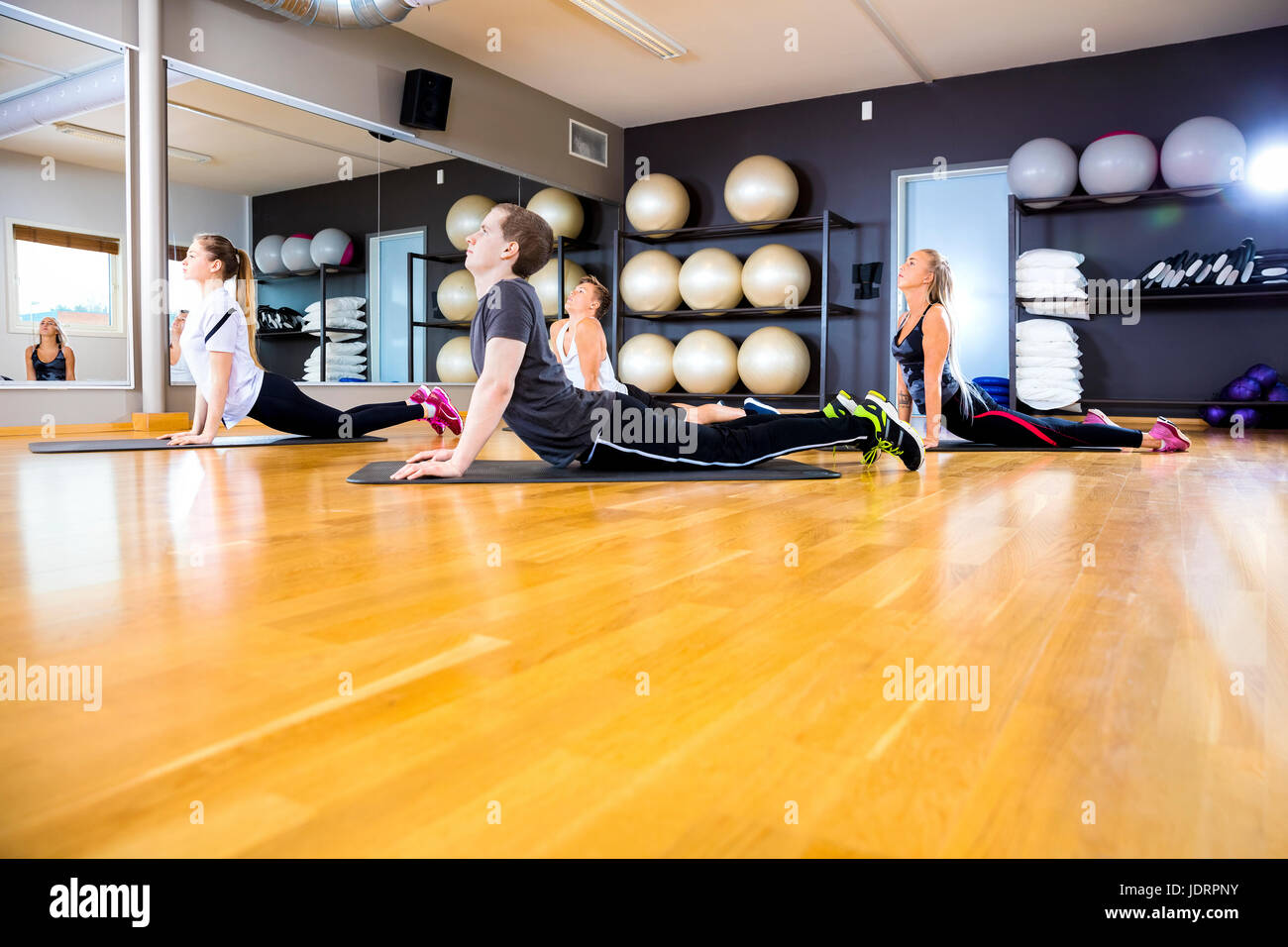 Gruppe Ausübung Körper Flexibilität und Gleichgewicht im Fitnessstudio Stockfoto