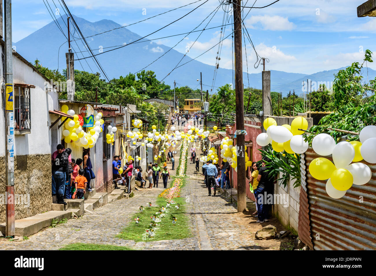 San Juan del Obispo, Guatemala - 24. Juni 2016: Die St. John Tag Prozession im Dorf, benannt nach dem Schutzpatron. acatenango Vulkan hinter sich. Stockfoto