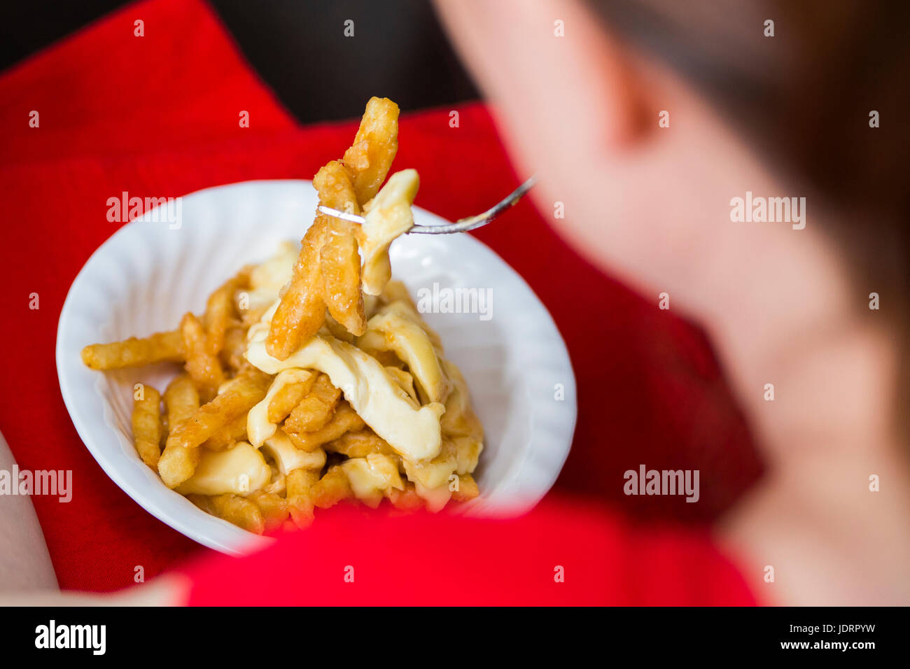 Poutine Quebec Mahlzeit mit Pommes frites, Soße und Käse Quark Stockfoto