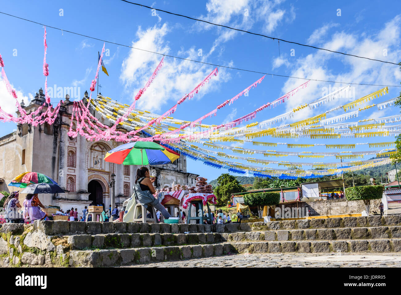 San Juan del Obispo, Guatemala - 26. Juni 2016: Prozession zur Kirche auf Str. Johns Tag im kleinen Dorf namens nach dem Heiligen lassen warten Stockfoto San Juan del Obispo, Guatemala - 26. Juni 2016: Prozession zur Kirche auf Str. Johns Tag im kleinen Dorf namens nach dem Heiligen lassen warten Stockfoto