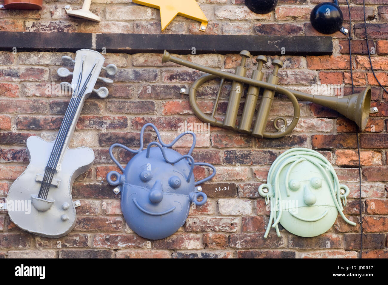 Garten Ornamente Musikinstrumente mit einer Mauer befestigt Stockfoto