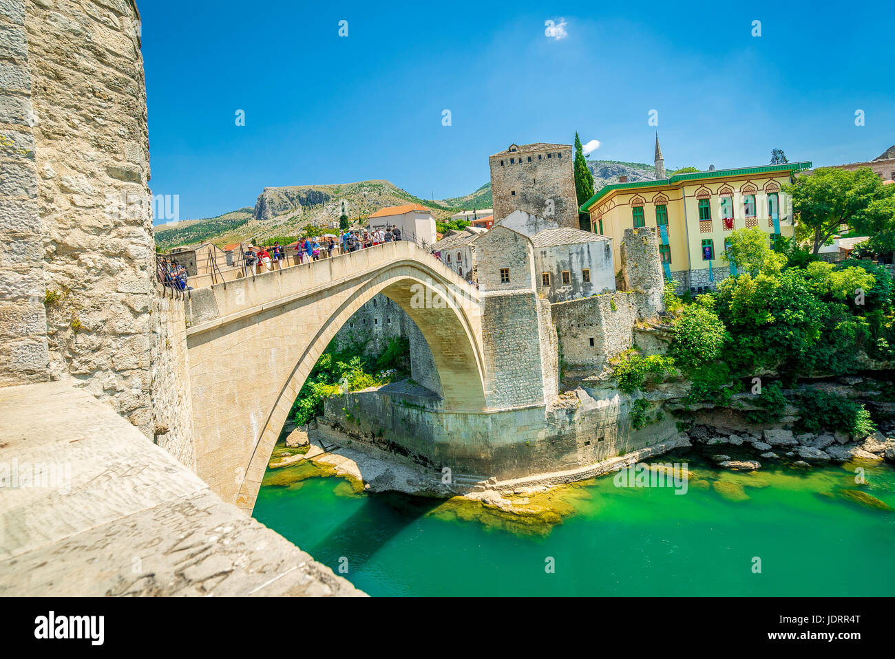 Stari Most ist eine aus dem 16. Jahrhundert osmanischen Brücke in der Stadt Mostar in Bosnien und Herzegowina, die überquert den Fluss Neretva Stockfoto