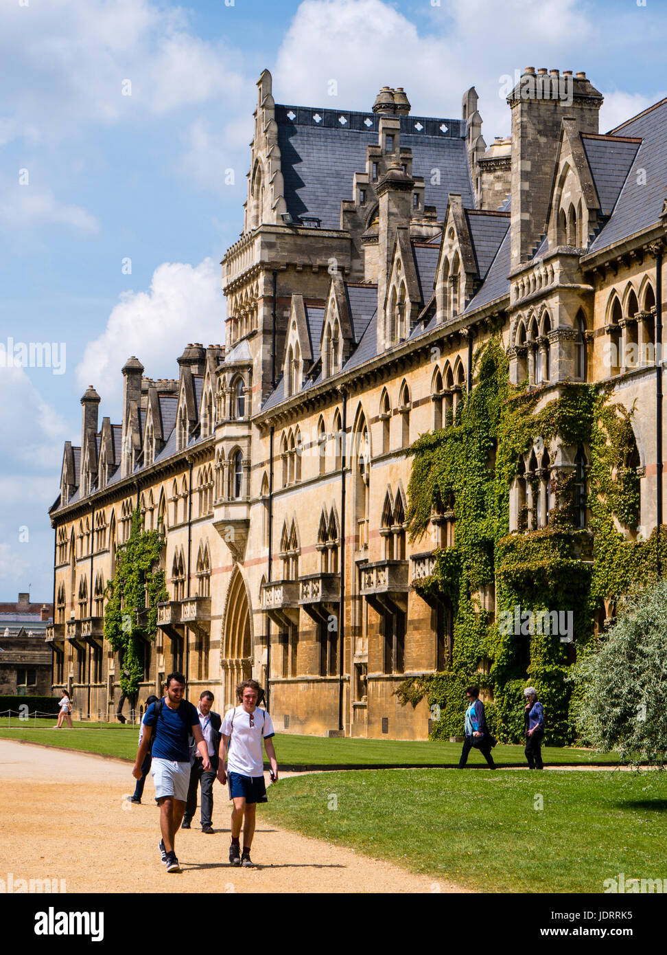 Touristen zu Fuß außerhalb des Gebäudes Wiese Christus Church College in Oxford, Oxfordshire, England Stockfoto