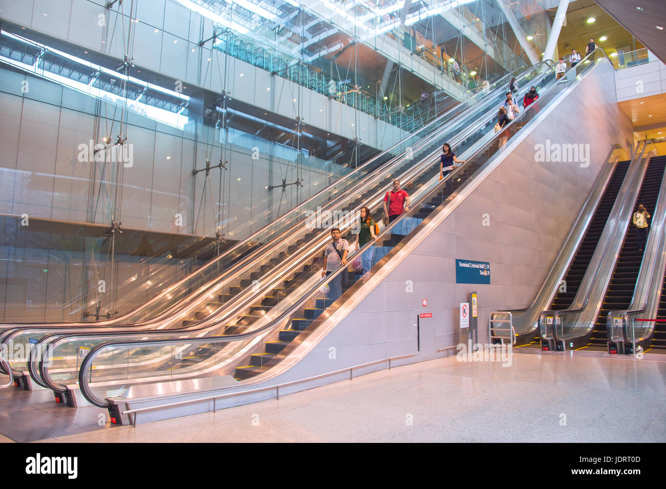 Singapur - 13. Januar 2017: Rolltreppen am internationalen Flughafen Changi in Singapur. Changi Airport dient mehr als 100 Fluggesellschaften 6.100 weekl Stockfoto