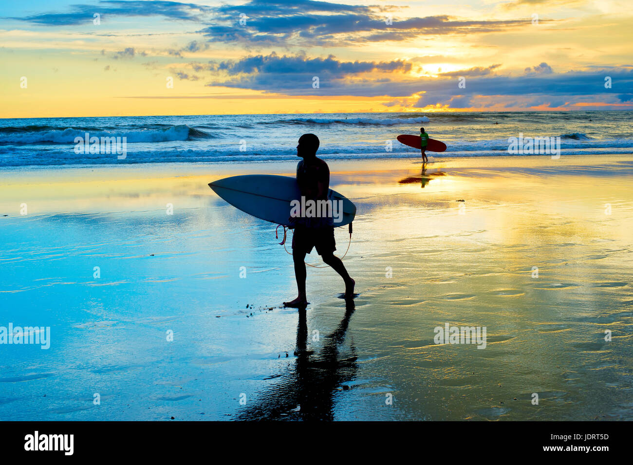 Silhouette der Surfer am Strand. Isalnd Bali, Indonesien Stockfoto