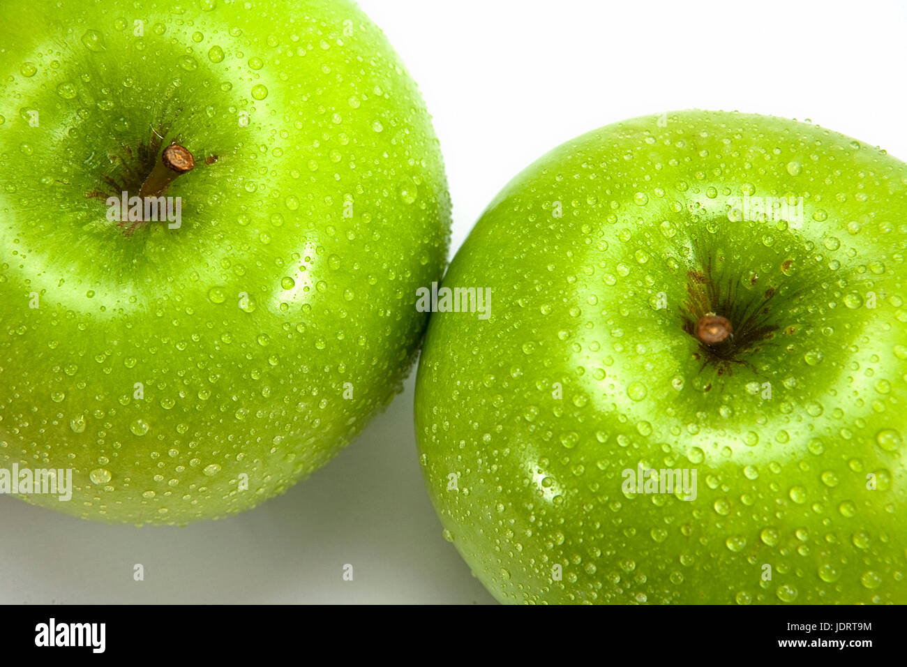 Frische grüne Äpfel auf einem weißen Hintergrund isoliert Stockfoto