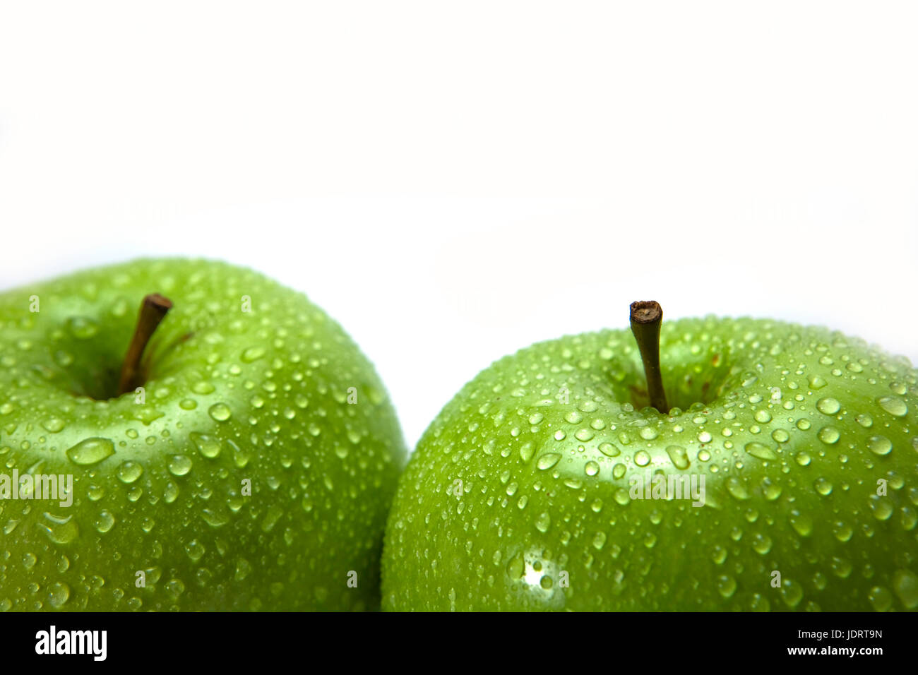 Grüner Apfel Früchte mit Blatt isoliert auf weißem Hintergrund Stockfoto