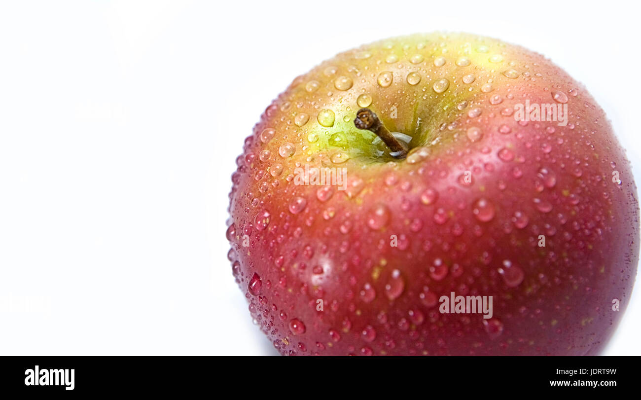 roter Apfel Früchte mit Blatt isoliert auf weißem Hintergrund Stockfoto