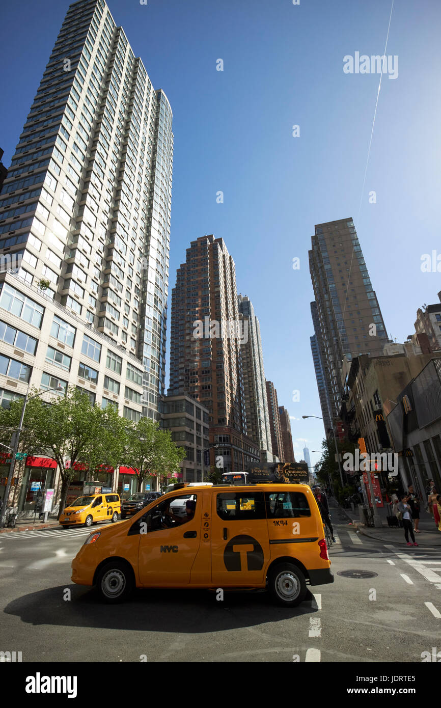 Blick nach unten entlang der 6th Avenue zwischen Chelsea (rechts) und Nomad (links) mit gelben Taxi über New York City USA Stockfoto