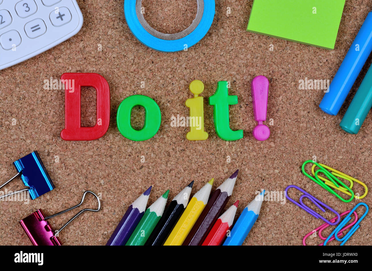 Tun Sie es Wörter auf Kork-Hintergrund Stockfoto