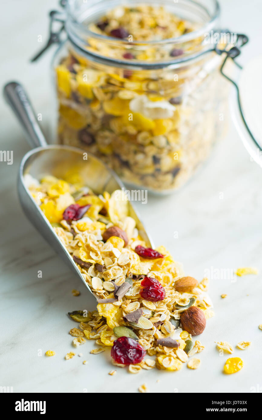 Leckeres, hausgemachtes Müsli mit Nüssen in Kugel. Stockfoto