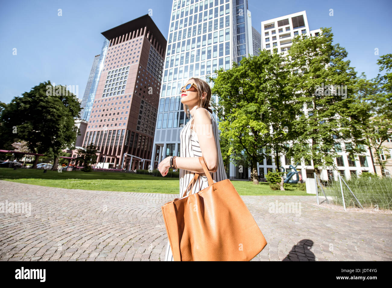 Geschäftsfrau im Freien in der modernen Stadt Stockfoto