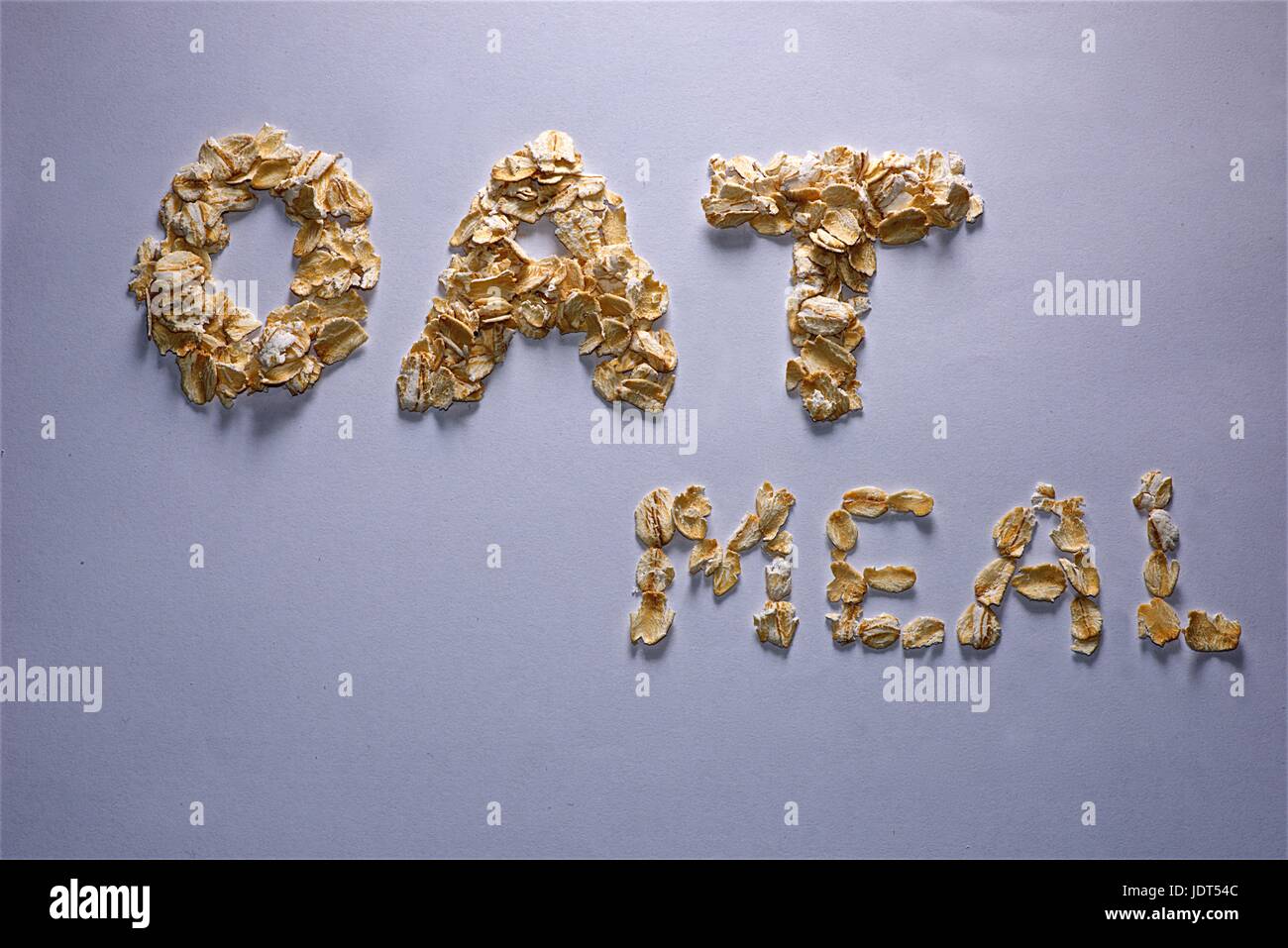 Ernähren Sie sich gesund - die Worte geschrieben auf weißem Hintergrund mit Haferflocken HAFERFLOCKEN Stockfoto