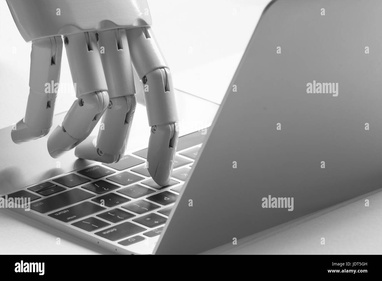 Chatbot, künstliche Intelligenz, Robo-Berater, Roboter-Konzept. Roboter Finger zeigen Laptop-Taste. Stockfoto