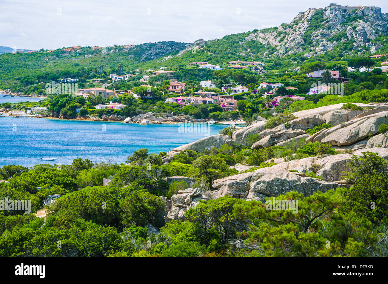 Schönen Küstenabschnitten mit weißen Häusern und Ziegeldächer von Porto Rafael, Palau, Sardinien, Italien. Stockfoto