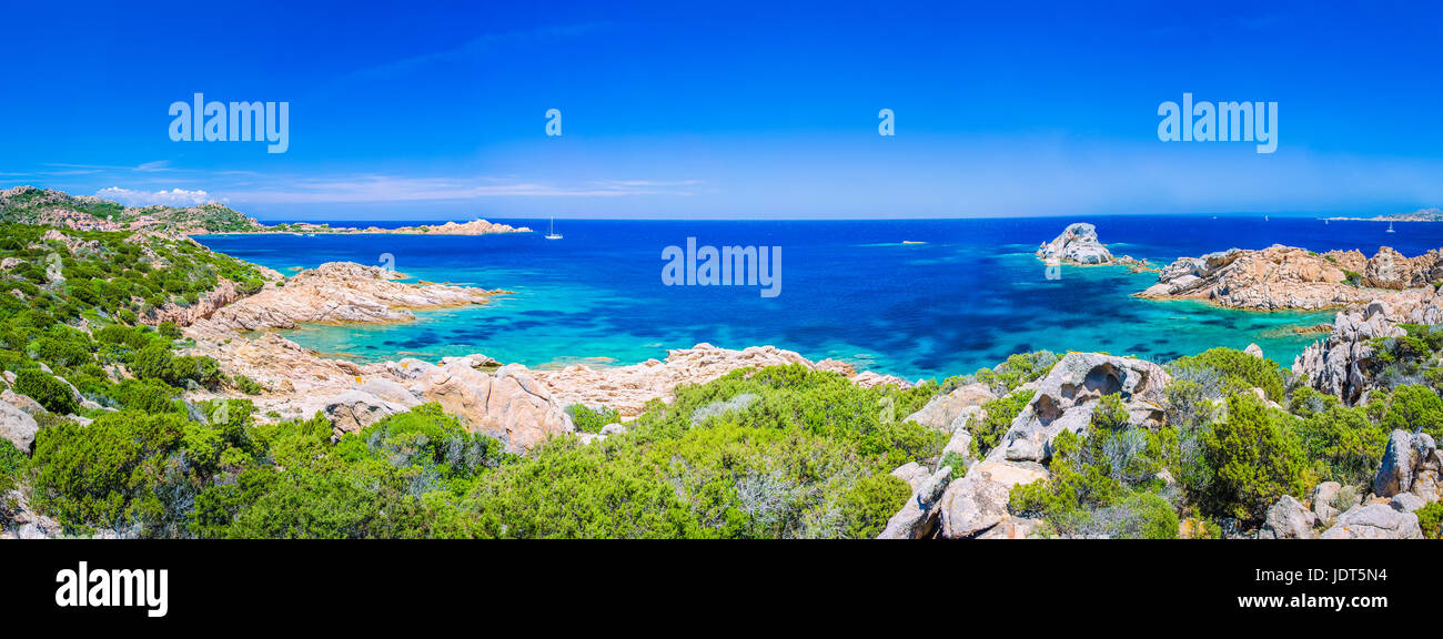 Reine klare azurblaue Meerwasser und erstaunliche Felsen auf der Insel Küste von La Maddalena, Sardinien, Italien. Breit - banner Stockfoto