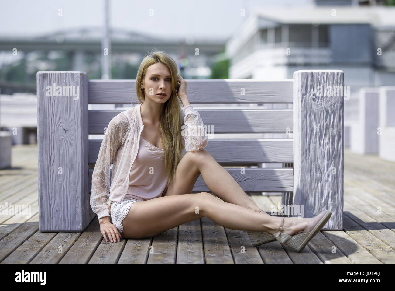 Outdoor Sommer Porträt der modebewussten Frau in schönen Kleid Stockfoto