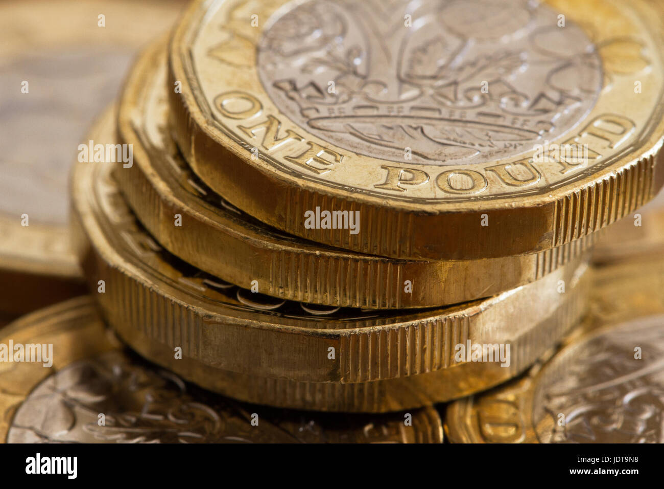 Neue 2017 Britische Pfund Münzen in einem vertikalen Stapel, der Währung des Vereinigten Königreichs Stockfoto