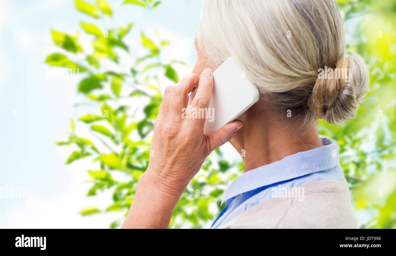 Nahaufnahme von senior Frau auf Smartphone aufrufen Stockfoto
