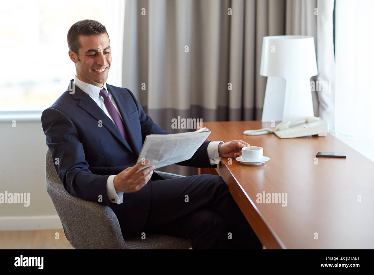 Geschäftsmann, Zeitung lesen und Kaffee trinken Stockfoto