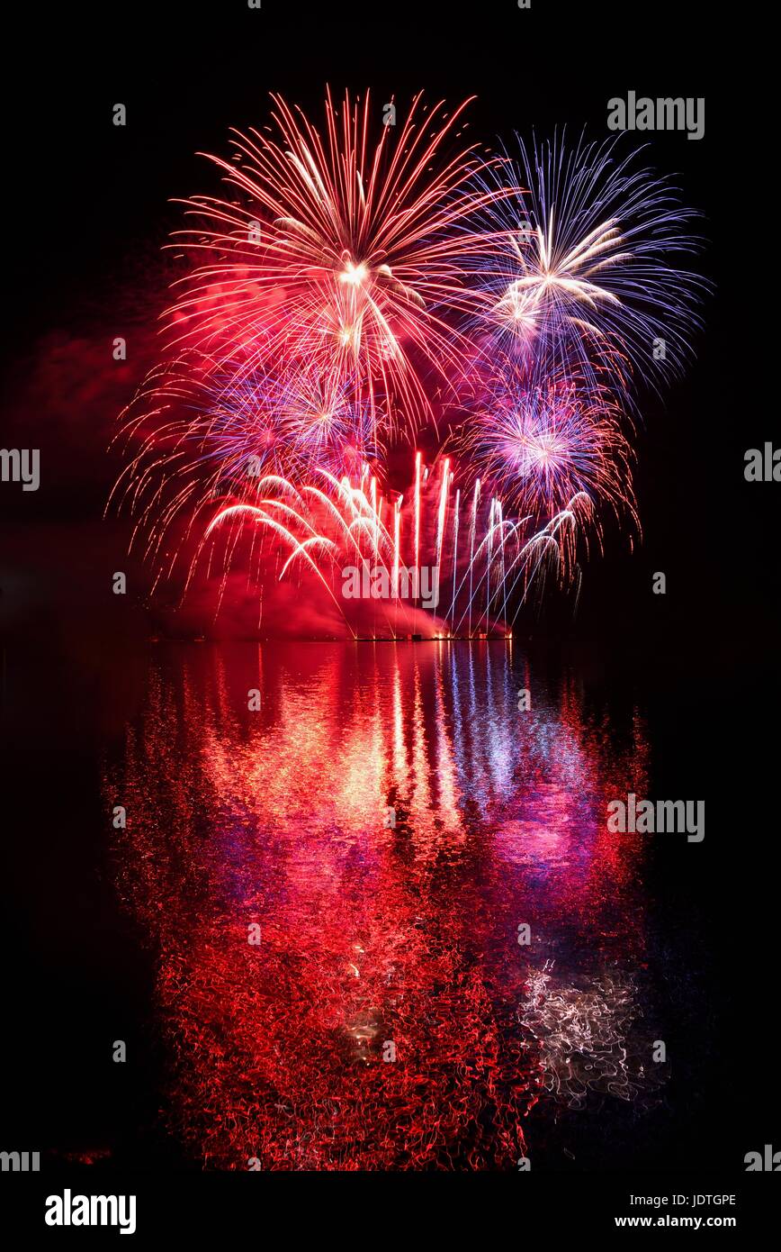 Feuerwerk. Schöne bunte Feuerwerk auf dem Wasser mit einem sauberen schwarzen Hintergrund. Fun Festival und Wettbewerb der Feuerwehrleute Brünner Stausee - Tschechisch Stockfoto