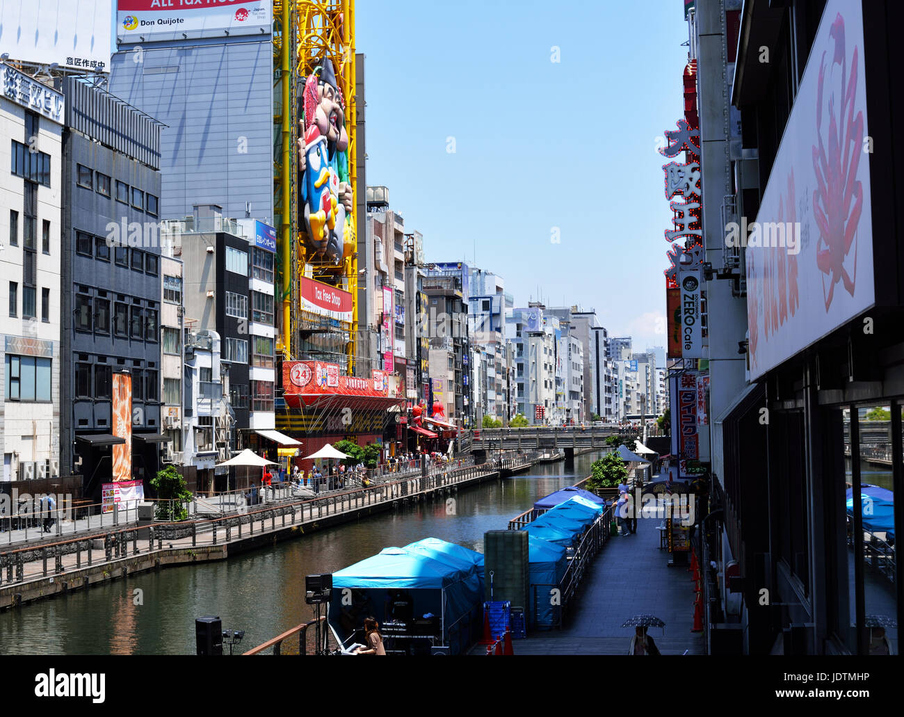 Gebäude und Werbetafeln entlang des Kanals Dotonbori im Namba Viertel von Osaka, Japan Stockfoto