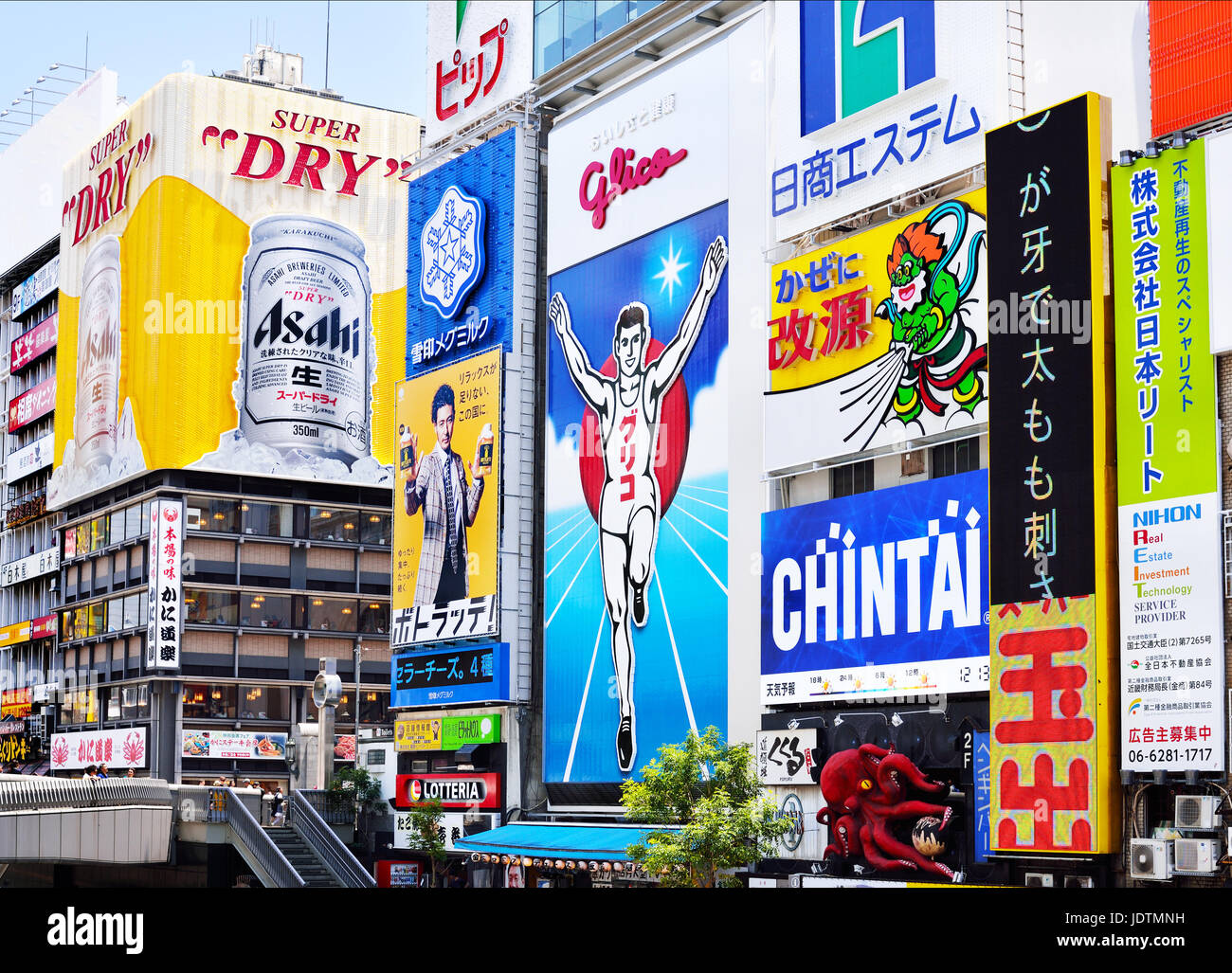 Werbetafeln entlang des Dontonbori-Kanals in Namba, Osaka, Japan Stockfoto