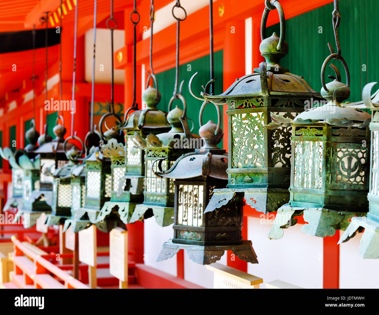 Reihen von Metall-Laternen hängen in Kasuga-Taisha-Schrein, Nara, Japan Stockfoto