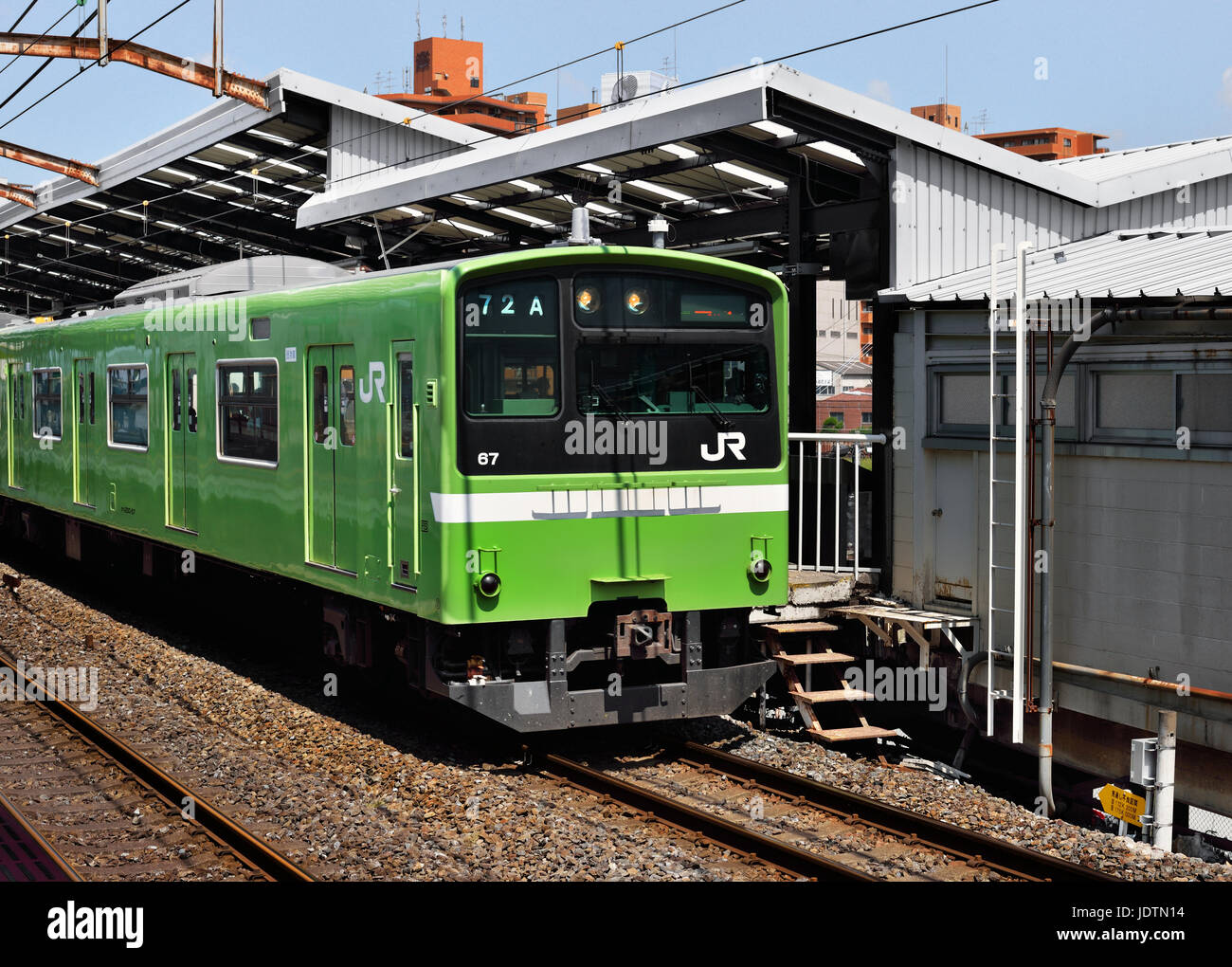 Ein Zug für Osaka Loop Line zieht in Shin Imamiya-Station. Stockfoto