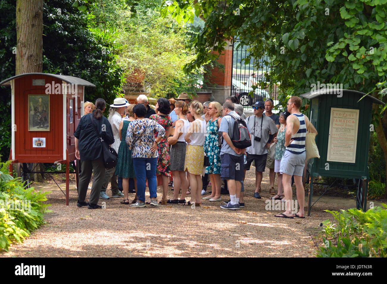 Gruppe auf einer geführten Tour von Chelsea Physic Garden Stockfoto