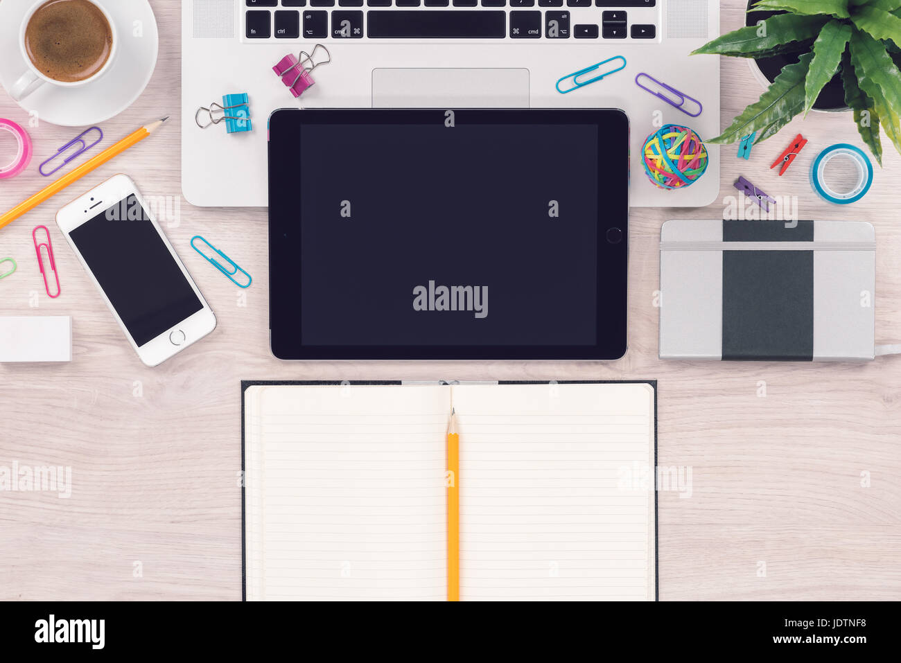 Büro Schreibtisch Arbeitsplatz Draufsicht mit Laptop Tablet Smartphone und offene Notizblock mit Bleistift Stockfoto